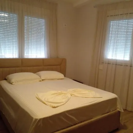 Agnes Hoxhgoran Vila Durrës